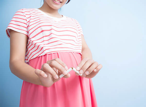 pregnant woman quitting smoking